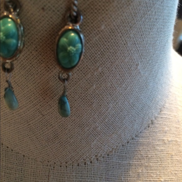 Small hoop dangles with floral imprint stone - Picture 2 of 2